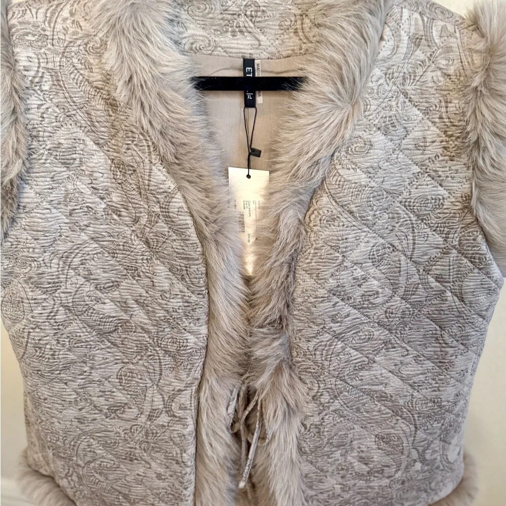 Cream Textured Vest with Faux Fur Trim – Boutique Style - Picture 5 of 6